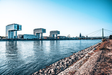 Köln Skyline mit Kranhäusern und Dom