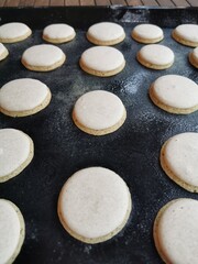 Anisplätzchen frisch gebacken auf dem Backblech, Kekse backen zum Tee und Kaffee,  anise cookies