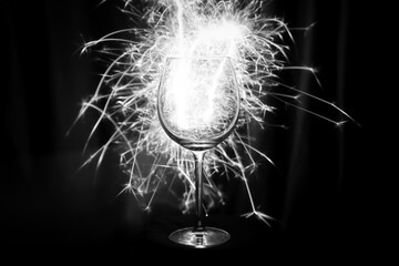 Ein Glas Wein mit Lichterspiel, Feuerwerk, Happy New Year 2020 2021 Spezial Effekt, Silvester Grußkarte