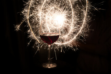 Ein Glas Wein mit Lichterspiel, Feuerwerk, Happy New Year 2020 2021 Spezial Effekt, Silvester...