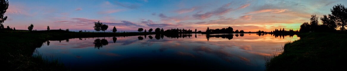 Obraz premium beautiful sunrise on the autumn lake