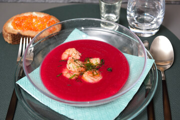 rote beete suppe mit ingwer und garnelen