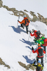 Bergführer bei einer Hochtour mit Seilschaft