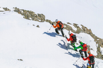 Bergführer bei einer Hochtour mit Seilschaft.