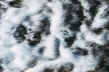 Arrière plan abstrait avec des couleurs sombres floues - Mouvement de l'eau dans une cascade