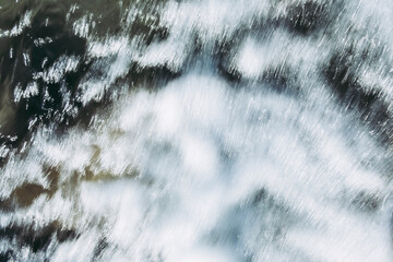 Arrière plan abstrait avec des couleurs sombres floues - Mouvement de l'eau dans une cascade