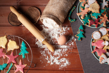 Mesa con galletas de navidad, harina y huevo.