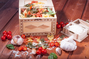 Mesa con pasta fresca ,ajo y tomates cherry.