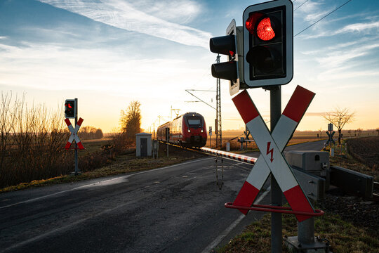 Bahn&uuml;bergang, Schranke, Zug, Eisenbahn