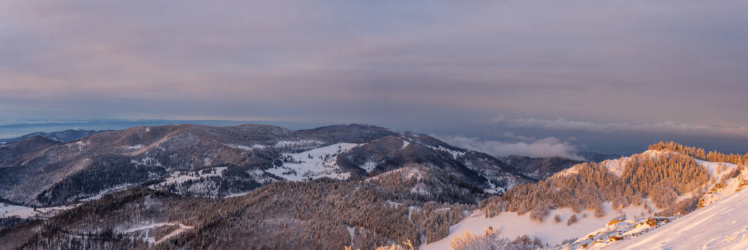 Belchen im Schwarzwald im Winter Sonnenaufgang