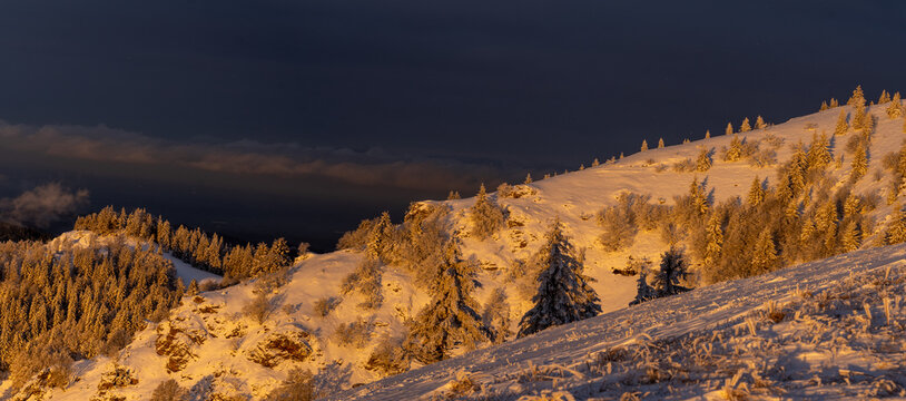 Belchen im Schwarzwald im Winter Sonnenaufgang