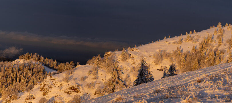 Belchen im Schwarzwald im Winter Sonnenaufgang