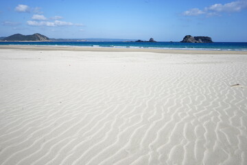 Obraz premium White Sand dunes at Hamada Beach in Tanegashima island, Kagoshima, Japan - 波打った白い砂 種子島 ビーチ