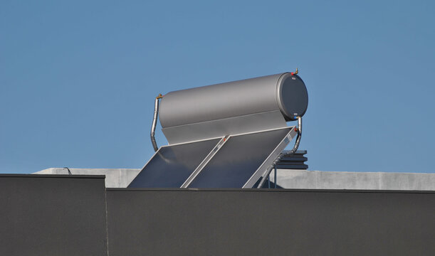 Painel solar no topo de um edif&iacute;cio para aquecimento de &aacute;guas