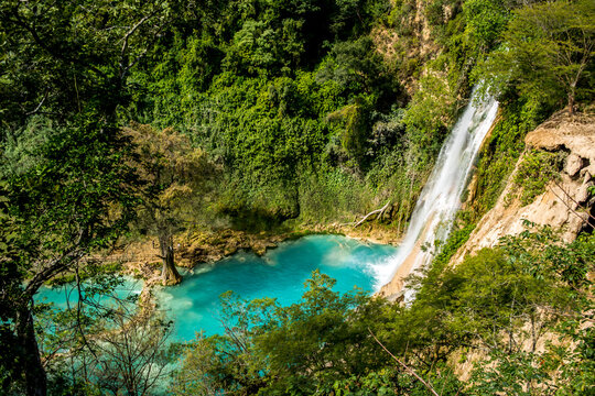 toma superior de la cascada de Minas Viejas cayendo a un poza azul turquesa de agua dulce en la selva de la huasteca potosina en San Luis Potosi, Mexico. 