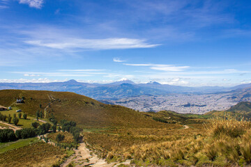 Fototapeta na wymiar El volcán Cotopaxi tomado desde el mirador del teleférico. Quito - Ecuador