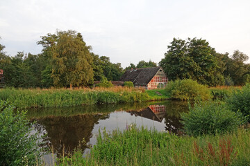 Obraz premium Haus an einem Kanal in Geestland