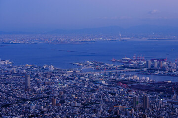 Obraz premium 兵庫県神戸摩耶山掬星台から見た市街地。やがて陽が落ちようとしている少し前の時間マジックアワーである。もうすぐ百万ドルの夜景が見られる