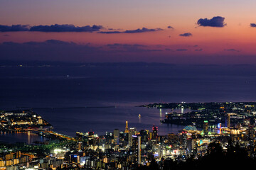 Fototapeta na wymiar 摩耶山掬星台からの神戸市街夕暮れ。街の灯が灯りだし百万ドルの夜景がみられるとき