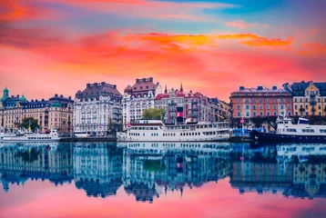Fotobehang Stockholm Strandvagenboulevard met boten en historische gebouwen bij kleurrijke zonsondergang in Stockholm, Zweden