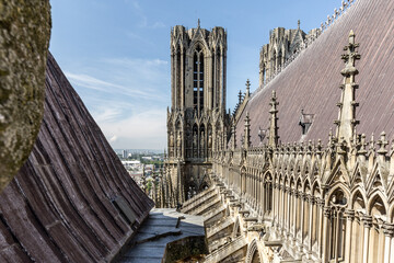 Außenrundgang am Dach der Kathedrale von Reims in Frankreich