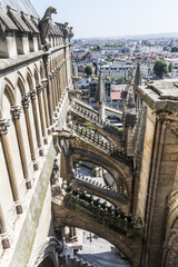 Außenrundgang am Dach der Kathedrale von Reims in Frankreich