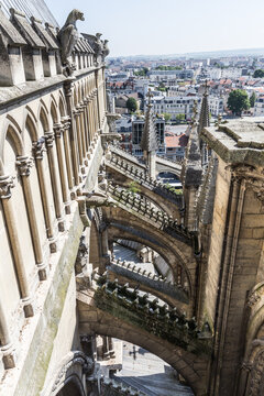 Au&szlig;enrundgang am Dach der Kathedrale von Reims in Frankreich