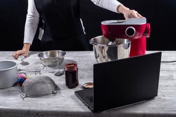 Woman giving cooking and pastry class online with laptop. blog, classes, social networks and small businesses. Horizontal photography and selective focus.