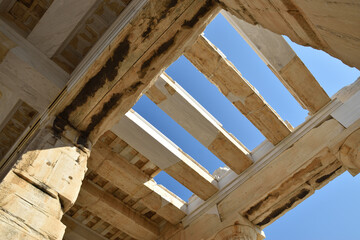 Vista de los principales monumentos y sitios de Atenas (Grecia). Acrópolis. Puerta de entrada de los Propíleos (Propylaea)