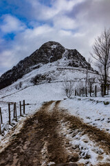 Subida al Ernio con nieve nevado