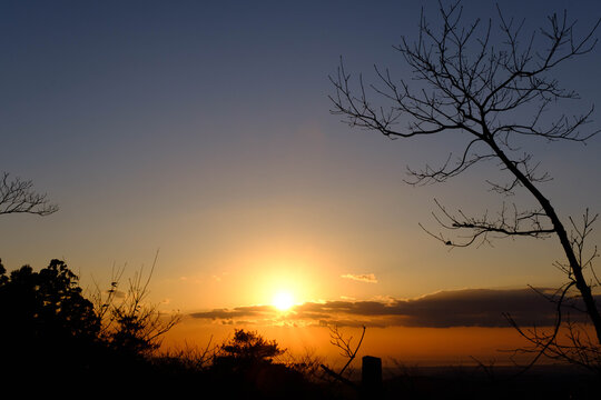 六甲山系、摩耶山山頂より夕陽。オレンジ色に輝く雲。 © 宮岸孝守
