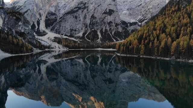 Pragser Wildsee ( Lago di Braies ) im Herbst II - Drohnenaufnahme