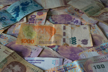 Variedad de dinero argentino. Billetes de 10, 50, 100 y 1000