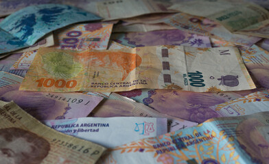 Variedad de dinero argentino. Billetes de 10, 50, 100 y 1000