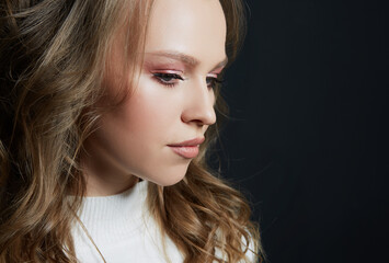 Naklejka premium Portrait of beautiful woman model with fresh daily makeup and romantic wavy hairstyle