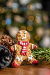 Obraz premium Christmas cookie man with tree bokeh effect