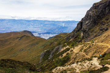 Fototapeta na wymiar Aventuras en el volcán Ruco Pichincha