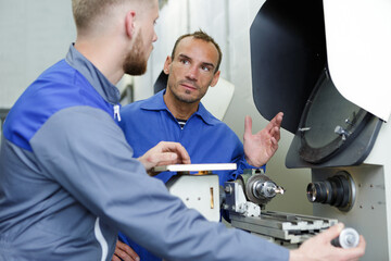 Obraz premium two workers at a manufacturing plant