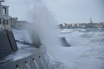 Fototapeta na wymiar Saint-Malo, tempête, coup de vent, mer, furie