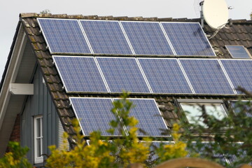 Solarpanele auf einem Hausdach