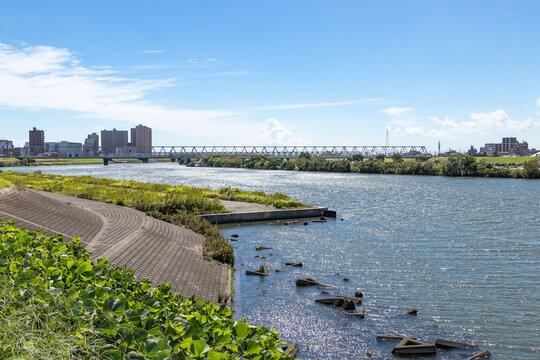 青空を背景に千葉県市川側から江戸川越しに見た東京の風景
