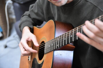 Guitare folke dans le salon 01