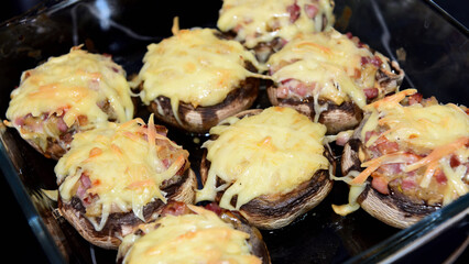 kartoffel, gefüllt mit pilzen und käse