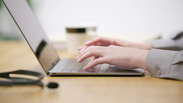 パソコンをする女性