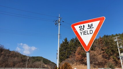 한국의 한적한 국도변  인근 전봇대와 교통표지판~