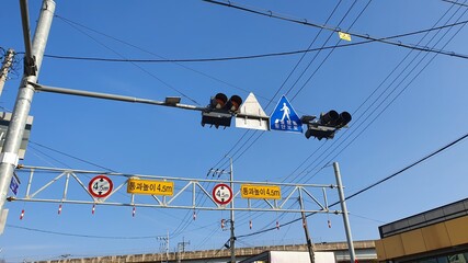 한국의  한적한 도로변 교통신호대~