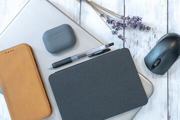 仕事中のデスクの上