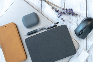 仕事中のデスクの上