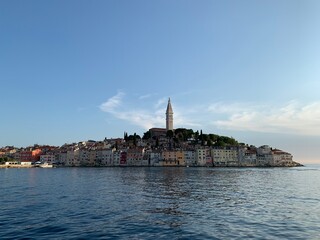 Fototapeta na wymiar Rovinj Istrien Kroatien Adria Mittelmeer - Altstadt mit Gassen vom Meer aus im Sommer