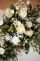 Obraz na płótnie Canvas wedding arrangement of white roses